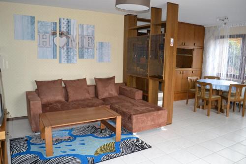 ein Wohnzimmer mit einem Sofa und einem Tisch in der Unterkunft Ferienwohnung BackHaus in Bad Bocklet