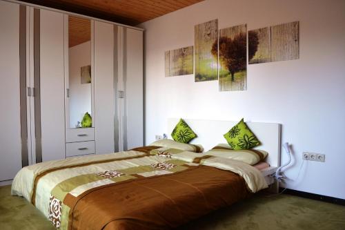 una camera con un grande letto di Ferienwohnung BackHaus a Bad Bocklet