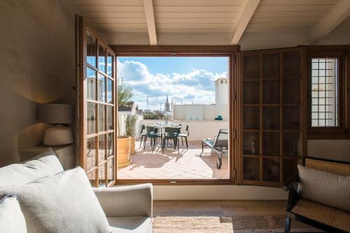 sala de estar con una gran puerta de cristal que da a un patio en Casa del Rey Sabio, en Sevilla