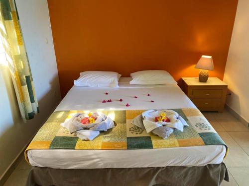 a bedroom with a bed with a quilt on it at Bungalow idyllique à Vieux-Habitants avec vue sur la mer in Vieux-Habitants