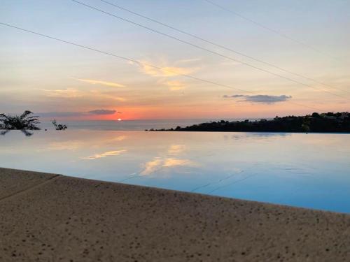 a view of a body of water at sunset at Bungalow idyllique à Vieux-Habitants avec vue sur la mer in Vieux-Habitants
