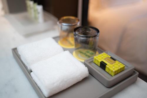 a tray with towels and glass jars on a table at Holiday Inn Fuyang by IHG in Fuyang