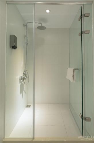 a shower with a glass door in a bathroom at 山鄰山林青年文旅 forest 3030 hostel in Yuli