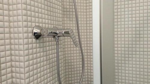 una ducha con cabezal de ducha en un baño en Stary Młyn, en Strzelce Opolskie