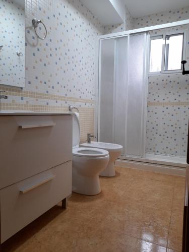 łazienka z toaletą, wanną i oknem w obiekcie Alojamientos Rurales Villora w Murcji