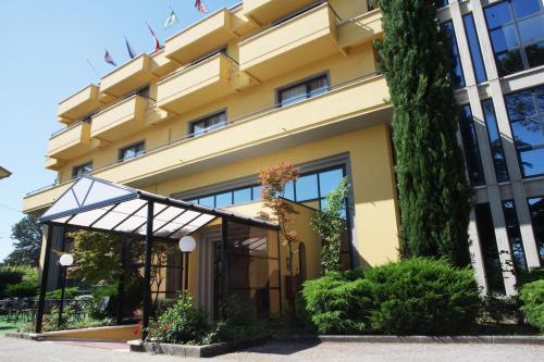 a view of the front of a hotel at Hotel Cristallo di La Rosetta Srl in Assisi