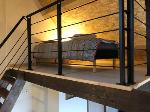 un lit superposé sur une plate-forme dans une pièce dans l'établissement L’oustal, à Nasbinals