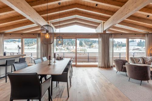 ein Esszimmer mit einem großen Tisch und Stühlen in der Unterkunft Chalet 149 Westendorf by ALPS RESORTS in Westendorf