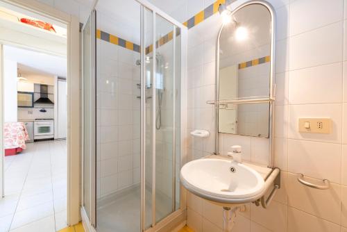 un bagno con lavandino e doccia di Suite Mare 7 by MMega a Massa