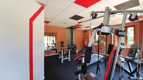 une salle de sport avec des tapis de course dans l'établissement Maison de charme à Puy-l'Évêque avec piscine partagée, à Puy-lʼÉvêque