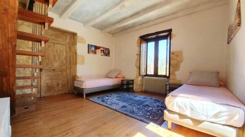 1 Schlafzimmer mit 2 Betten und einem Fenster in der Unterkunft Maison de 2 chambres avec piscine partagee terrasse amenagee et wifi a Puy l'Eveque in Puy-lʼÉvêque