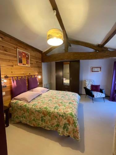 1 dormitorio con cama, escritorio y sofá en Chambres, Table d'Hôtes et Gites Les Mesanges, en Saint-Jean-de-Sauves
