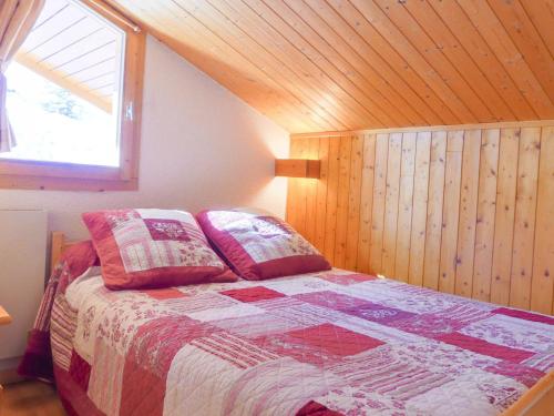a bedroom with a bed with a wooden ceiling at Appartement Méribel, 3 pièces, 6 personnes - FR-1-182-181 in Méribel