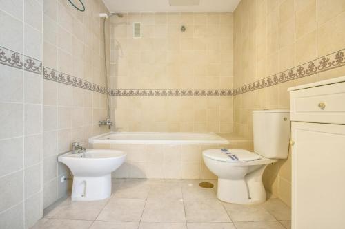 een badkamer met een toilet en een bad bij Homeincalpe Apolo XVI 2-11-52 in Calpe