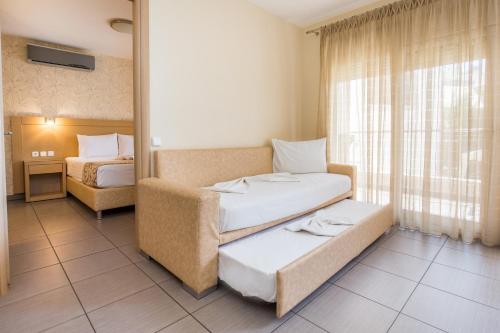 Habitación de hotel con 2 camas y ventana en Aventura Apartments Potos, en Potos