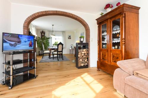 TV a/nebo společenská místnost v ubytování Nordsee Landhuus Heinken