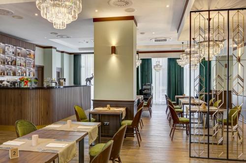 Hotel Willa Tatrzańska tesisinde bir restoran veya yemek mekanı