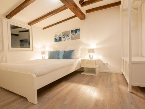 ハノーファーにあるStylisches Apartment in Hannoverの白いベッドとテーブルのある白い寝室