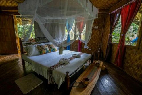 Postel nebo postele na pokoji v ubytování Nypa Style Resort Camiguin