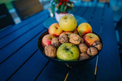 a bowl of apples and nuts on a table at The Butterfly in Sîngeorgiu de Mureş