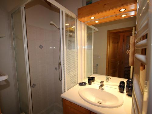 W łazience znajduje się umywalka i prysznic. w obiekcie Appartement Les Saisies, 3 pièces, 6 personnes - FR-1-293-190 w mieście Les Saisies