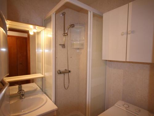 Appartement Les Saisies, 2 pièces, 5 personnes - FR-1-293-140にあるバスルーム