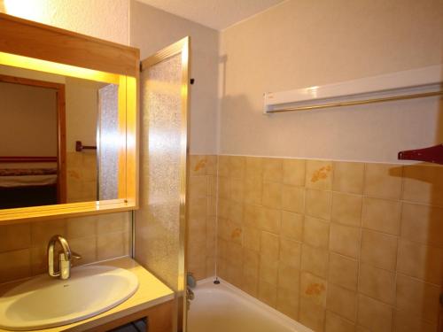 Appartement Les Saisies, 2 pièces, 5 personnes - FR-1-293-124 في ليه سيزيه: حمام مع حوض ومرآة وحوض استحمام