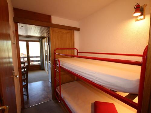 レ・セジーにあるAppartement Les Saisies, 2 pièces, 5 personnes - FR-1-293-124の二段ベッド2台と廊下が備わる客室です。