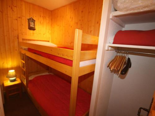 レ・セジーにあるAppartement Les Saisies, 2 pièces, 6 personnes - FR-1-293-126のキャビン内の二段ベッド2台が備わる客室です。
