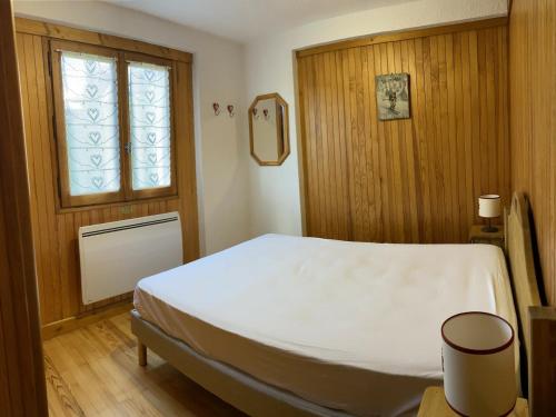 レ・セジーにあるAppartement Les Saisies, 2 pièces, 4 personnes - FR-1-293-235のベッドルーム(白いベッド1台、窓付)
