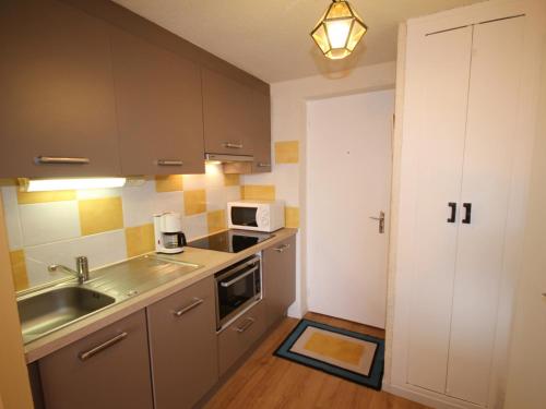 Appartement Les Saisies, 3 pièces, 6 personnes - FR-1-293-233にあるキッチンまたは簡易キッチン