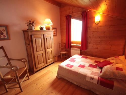 1 dormitorio con 1 cama en una cabaña de madera en Appartement Villard-sur-Doron, 4 pièces, 8 personnes - FR-1-293-64, en Villard-sur-Doron