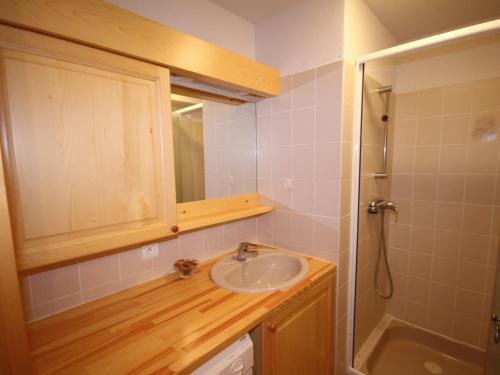 La salle de bains est pourvue d'un lavabo et d'une douche. dans l'établissement Appartement Villard-sur-Doron, 3 pièces, 4 personnes - FR-1-293-208, à Villard-sur-Doron
