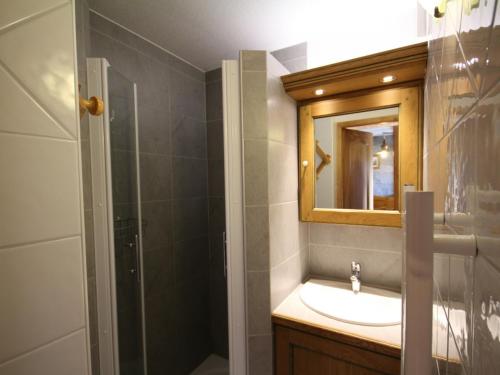 La salle de bains est pourvue d'un lavabo, d'une douche et d'un miroir. dans l'établissement Appartement Les Saisies, 3 pièces, 6 personnes - FR-1-293-227, aux Saisies