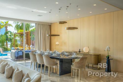 Fotografie z fotogalerie ubytování FIVE Palm Beach Villa - Three Floors, Private Pool, Jacuzzi v Dubaji