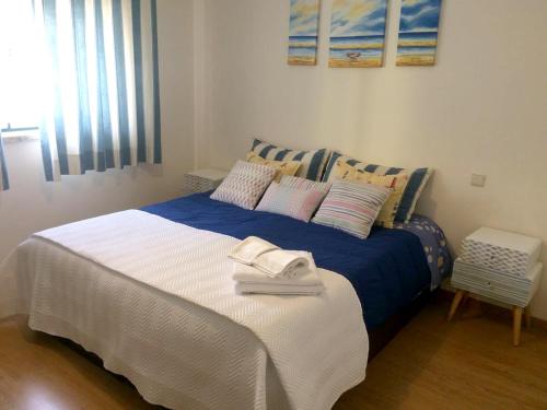 Postel nebo postele na pokoji v ubytování Spacious apartment with sea view in Nazaré - 120 m², fireplace