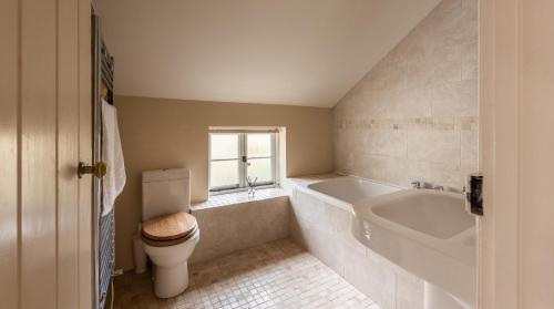 ein Badezimmer mit Badewanne, Toilette und Waschbecken in der Unterkunft Camside, Chipping Campden - Taswell Retreats in Chipping Campden
