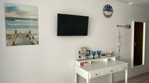 Телевизор и/или развлекательный центр в PARADISO 'B' 108 Private Cozy Room NESSEBAR