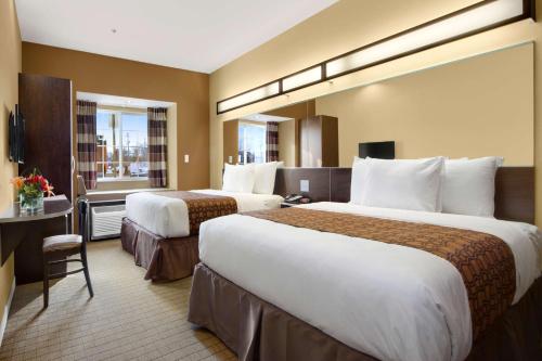 een hotelkamer met 2 bedden en een televisie bij Microtel Inn & Suites by Wyndham in Shelbyville