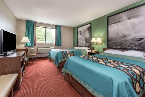 um quarto de hotel com duas camas e uma televisão de ecrã plano em Super 8 by Wyndham Niagara Falls em Niagara Falls