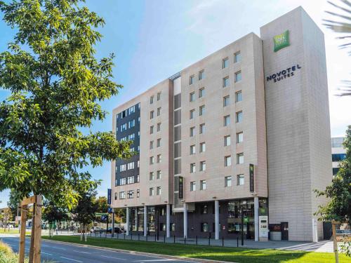 una representación de un edificio de hotel en una calle en ibis Styles Nice Aéroport Arenas en Niza