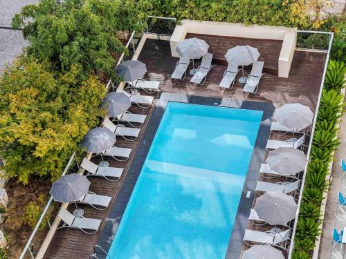 Piscine de l'établissement ibis Styles Nice Aéroport Arenas ou située à proximité