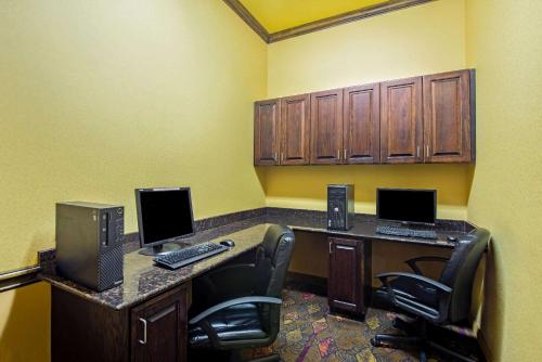 an office with a desk with two computers on it at La Quinta by Wyndham Eastland in Eastland