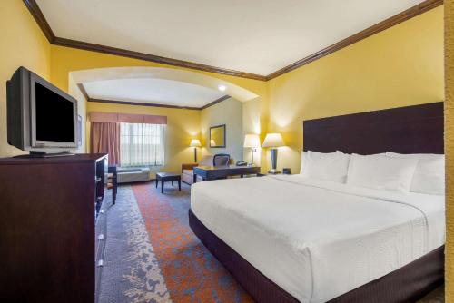מיטה או מיטות בחדר ב-La Quinta by Wyndham Eastland