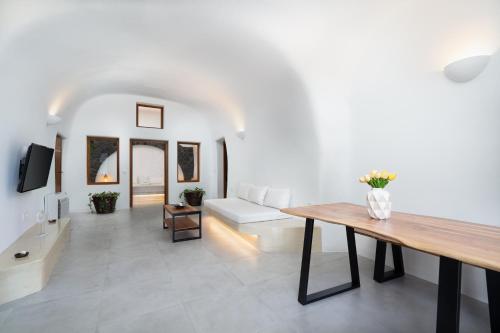 Μια τηλεόραση ή/και κέντρο ψυχαγωγίας στο Luxe Efis Home Sea View 4 Villas & 4 Prive Jacuzzi