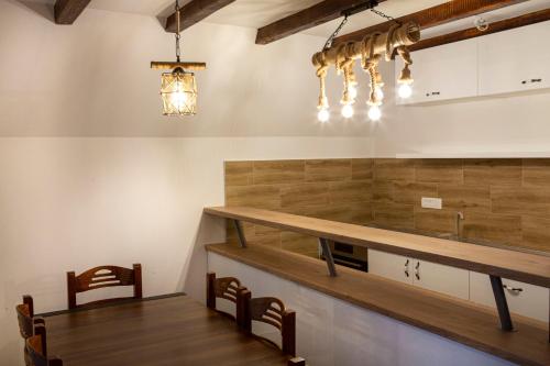 una cucina con tavolo, sedie e lavandino di Villa Piece of Soul Zabljak a Žabljak