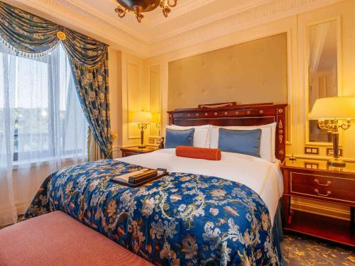 
سرير أو أسرّة في غرفة في فندق فارمونت غراند كييف
