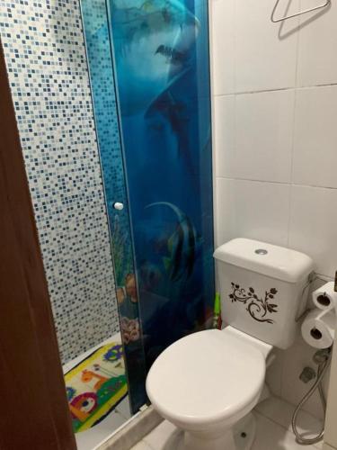 a bathroom with a white toilet and a shower at LOFT EM PETRÓPOLIS - ITAIPAVA in Petrópolis