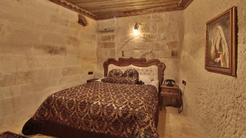 Una cama o camas en una habitación de Phocas Cave Suites