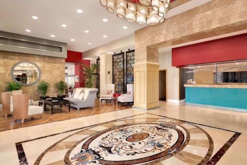 eine Lobby mit einem Essbereich und einem Wohnzimmer in der Unterkunft Ramada Plaza by Wyndham Eskisehir in Eskisehir